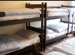 Хостелы Cashel Holiday Hostel Кашел Кровать в общем номере для мужчин и женщин с 10 кроватями-1