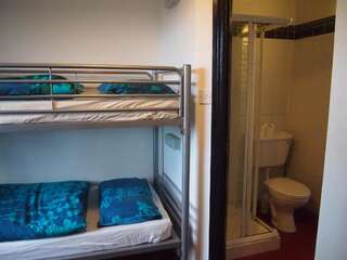 Хостелы Cashel Holiday Hostel Кашел Четырехместный номер с общей ванной комнатой-3